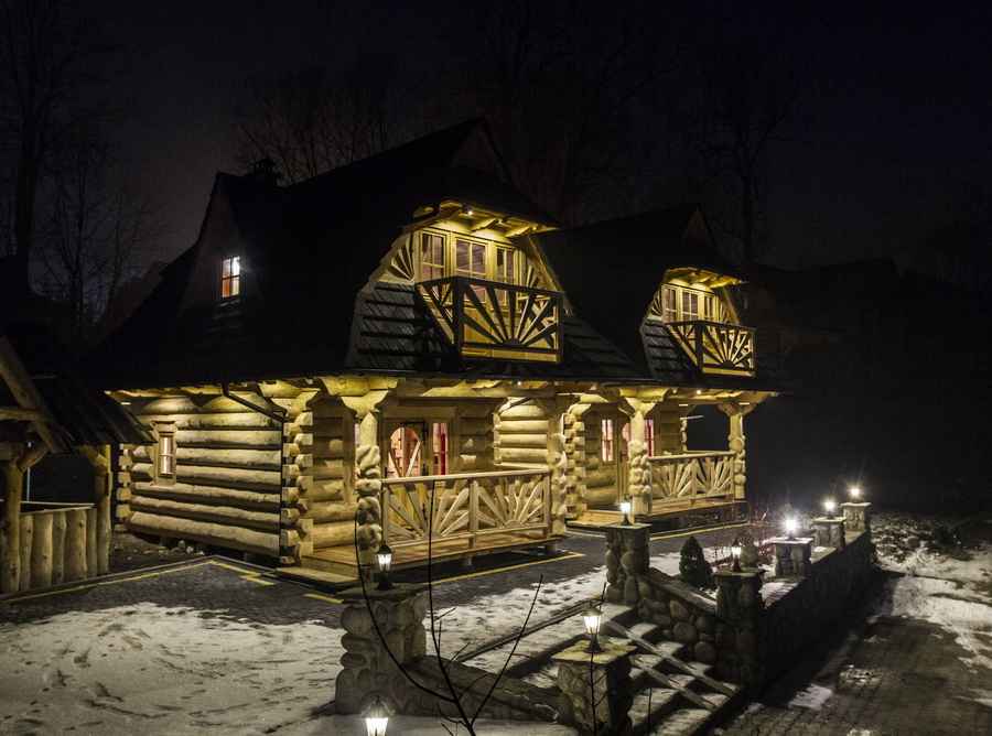 Domki Szarotka nocą. 